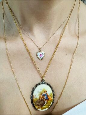 Vintage-Style Gold Pendant Necklace with Painted Cameo - Cream